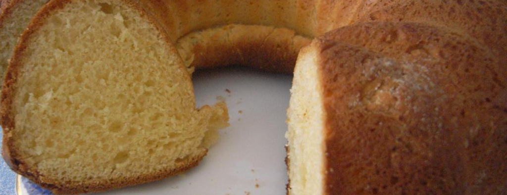 Ce gâteau emblématique, à la forme reconnaissable entre toutes, est un symbole de fête et de convivialité dans notre région.