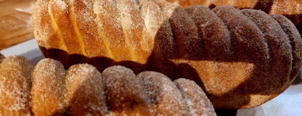 Symbole de convivialité et de savoir-faire régional, la brioche alsacienne est un incontournable des petits-déjeuners et goûters gourmands. Avec sa mie filante, sa croûte dorée et son parfum délicat de beurre, elle incarne toute la douceur de notre terroir.